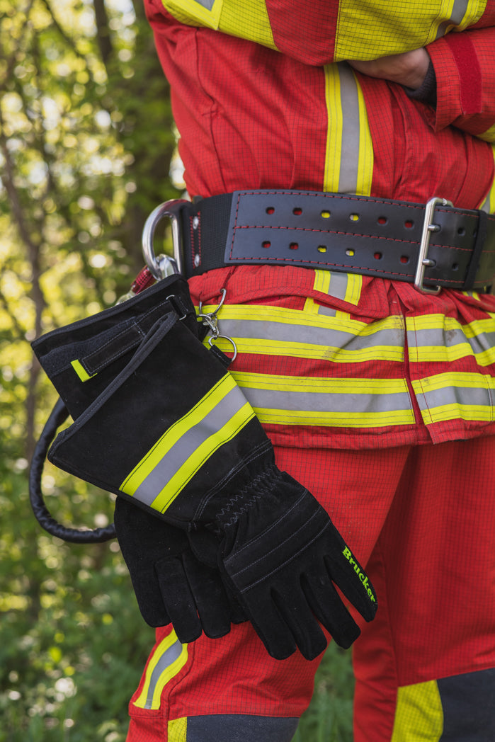 Feuerwehrhandschuhe S Black hängen Feuerwehrmann mit Karabiner auf Taillenhöhe an der Jacke