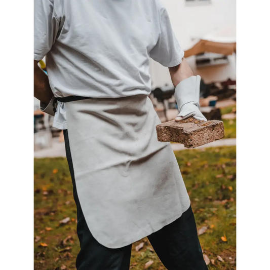 Person hält einen Ziegel bei Arbeitsschutz-Schürze 60x60cm aus hochwertigem Halbschürze