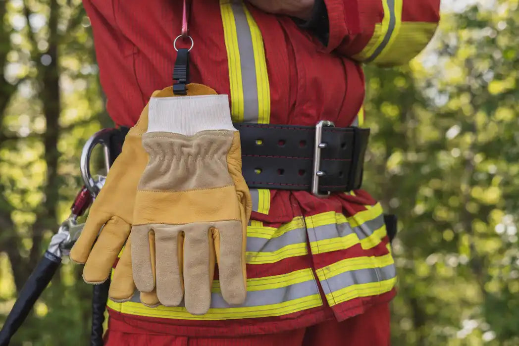 Feuerwehrmanns braune und weiße Handschuhe.
