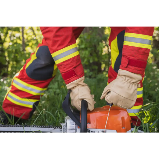 Orange Kettensäge starten mit Einsatzhandschuhe PRO HARI 023 für hitzebeständiges Schnittschutz