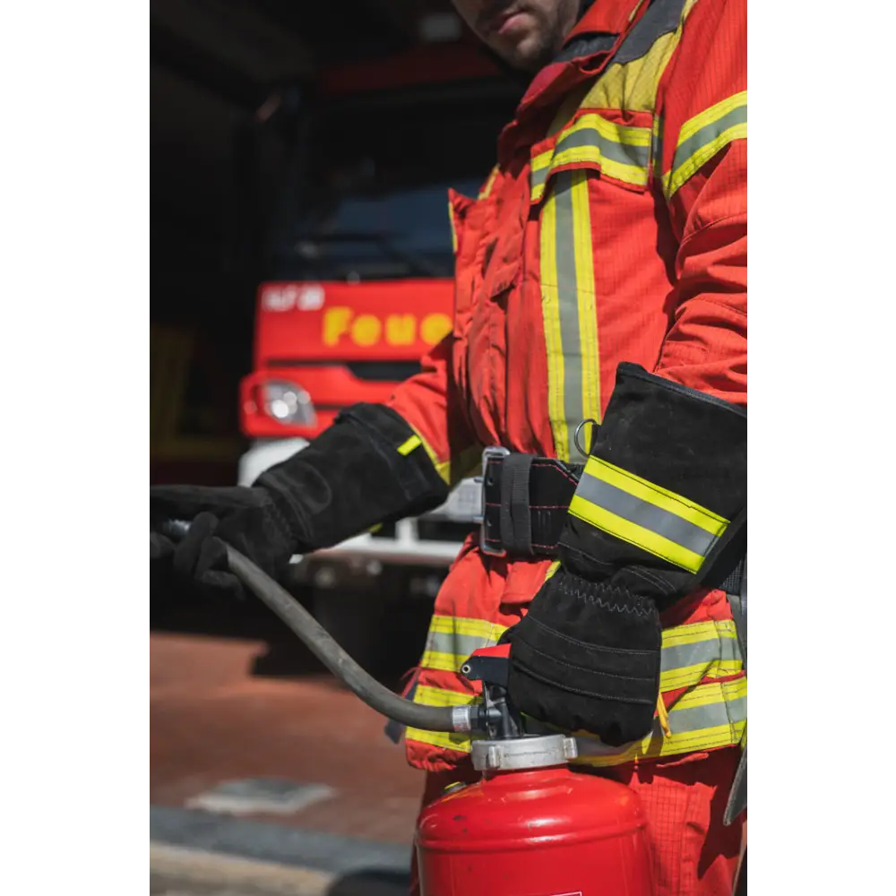 Feuerwehrmann mit Einsatzhandschuhe S Black HARI 002 und feuerwehrhandschuhe test