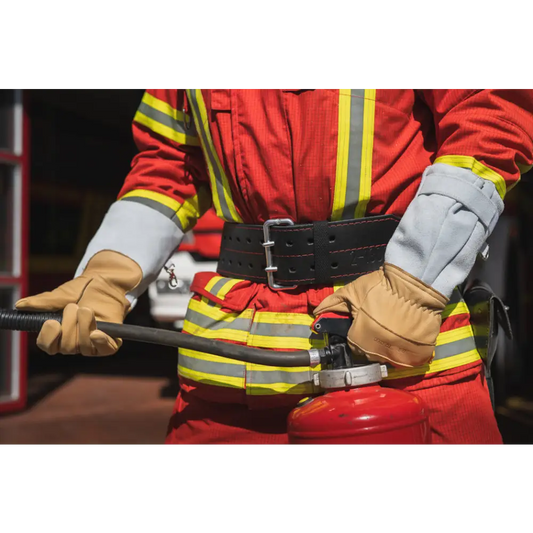 Firefighter mit Einsatzhandschuhe S PRO HARI 022 bei technischer Hilfeleistung feuerwehrhandschuhe innenangriff