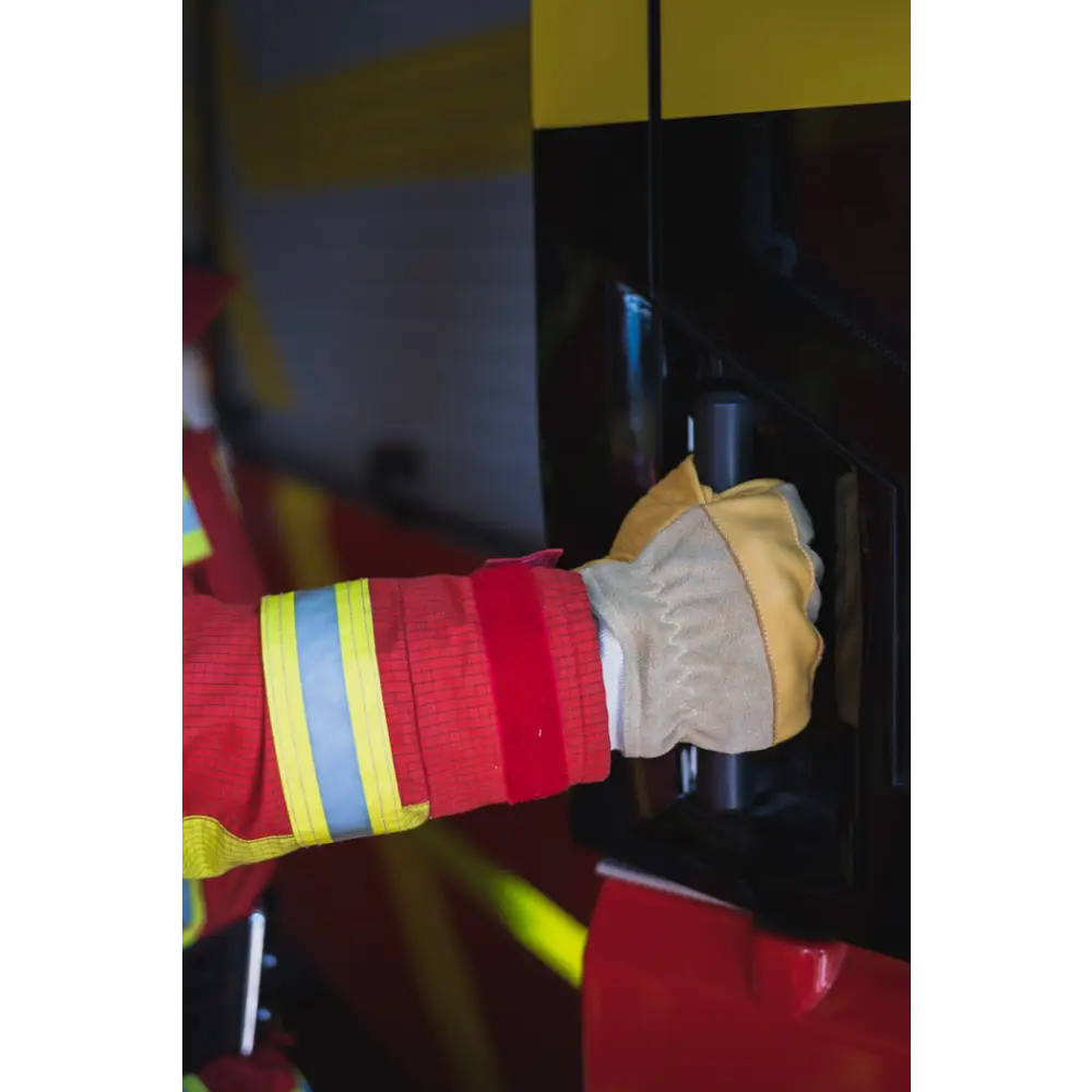 Feuerwehrmann öffnet Kompartment mit TH-Handschuhe HARI 036 bei Einsatz Feuerwehrhandschuhe innenangriff