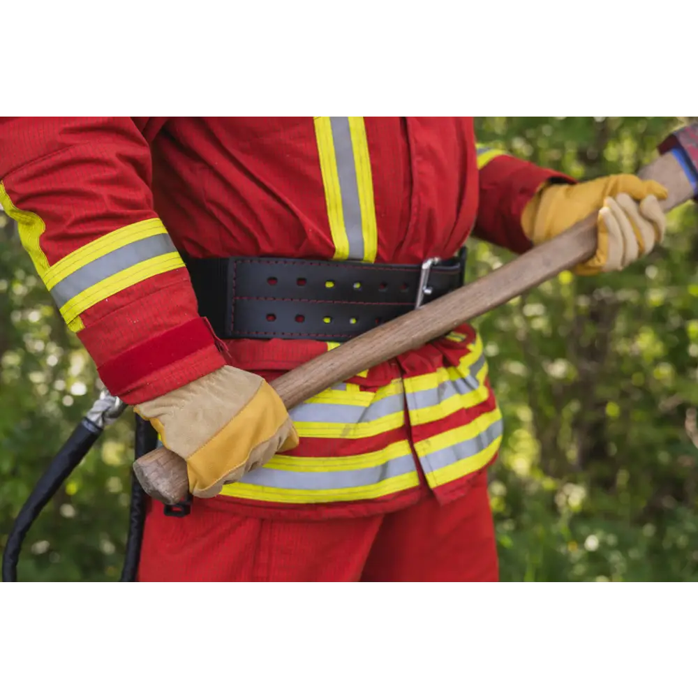 Feuerwehrmann mit axe trägt TH-Handschuhe HARI 036, ideal für innenangriff & test