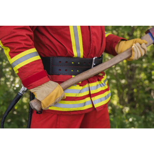 Feuerwehrmann mit axe trägt TH-Handschuhe HARI 036, ideal für innenangriff & test