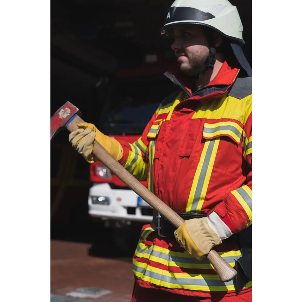 Feuerwehrmann mit Axe in TH-Handschuhe HARI 036, perfekt fürs Feuerwehreinsatz