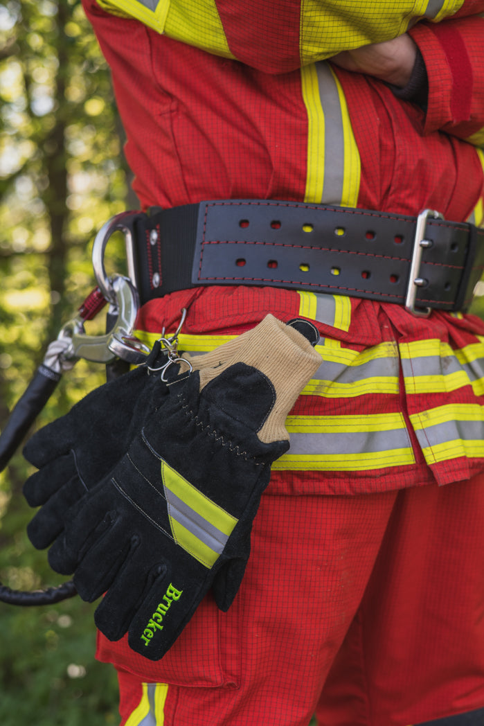 Feuerwehrhandschuhe Black hängen Feuerwehrmann mit Karabiner auf Taillenhöhe an der Jacke