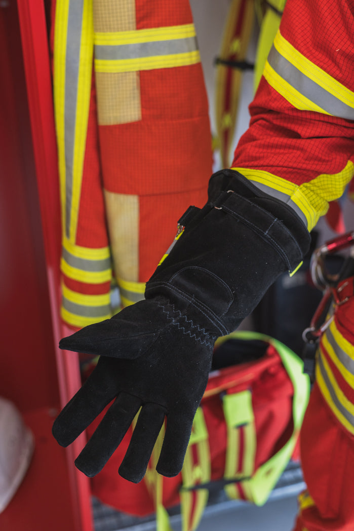 Innenhand des Handschuhs S Black an einer Person vor Feuerwehrgarderobe