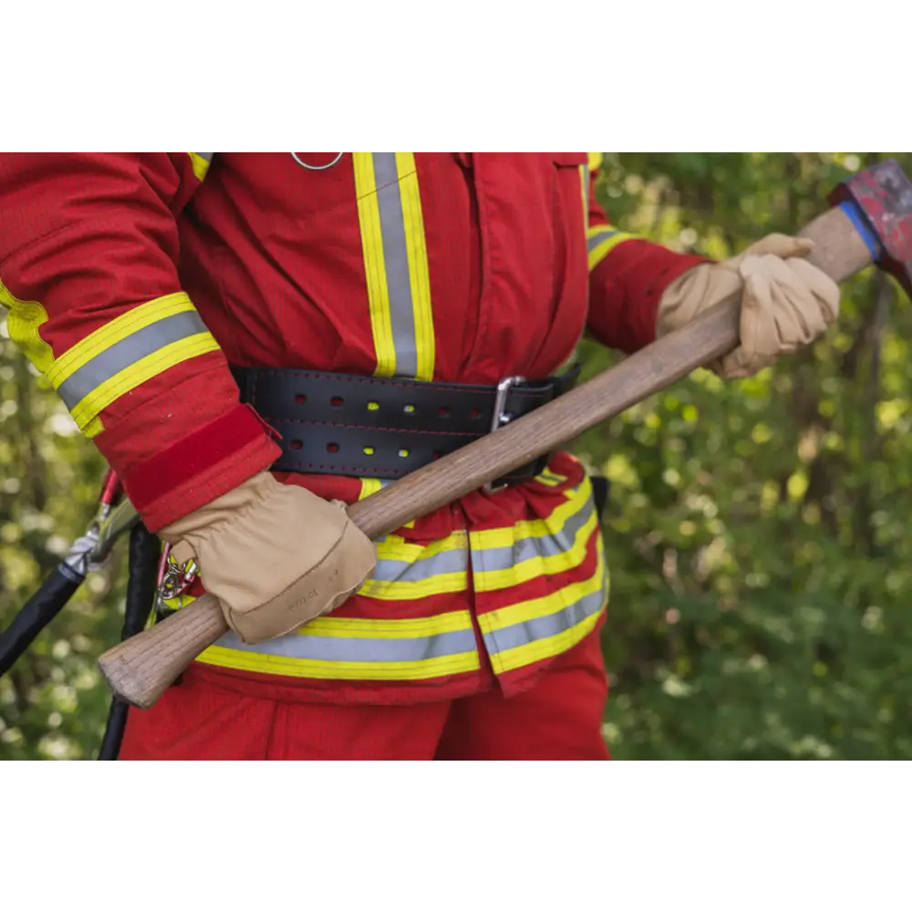 Feuerwehrmann mit Einsatzhandschuhe PRO HARI 023 prüft hitzebeständiges, schnittfestes Wärmeisolierung Fingerschutz