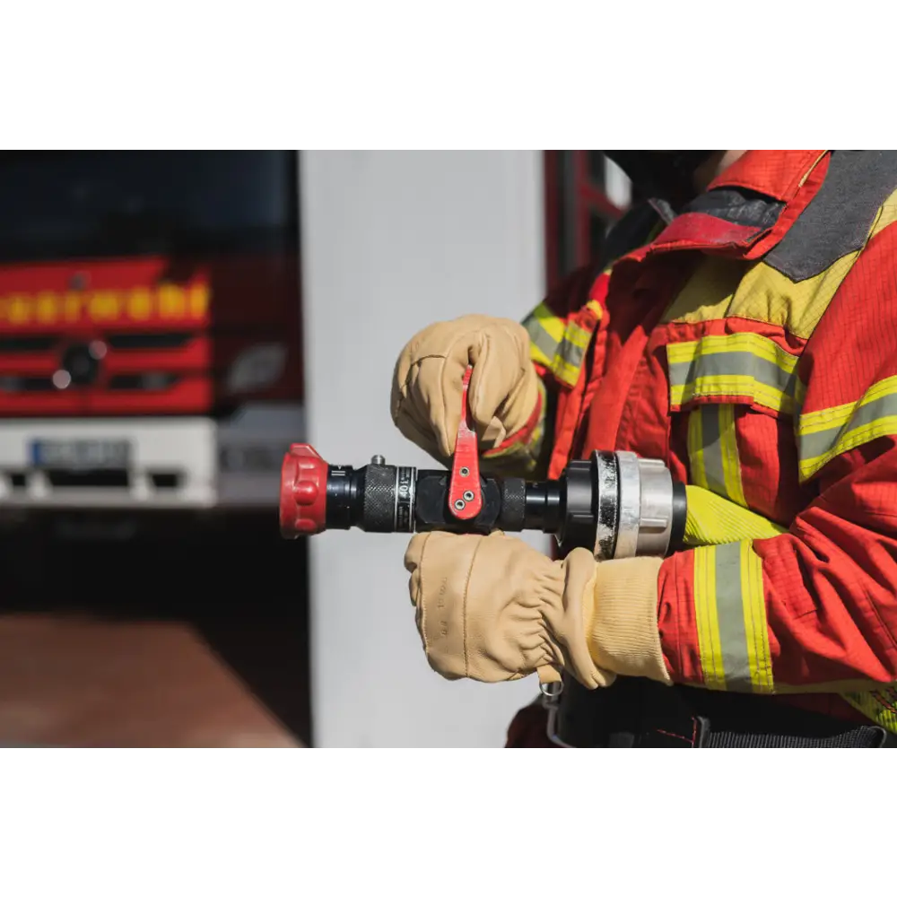 Feuerwehrmann passt Einsatzhandschuhe PRO HARI 023 mit wärmeisolierung und schnittfesten Fingern an