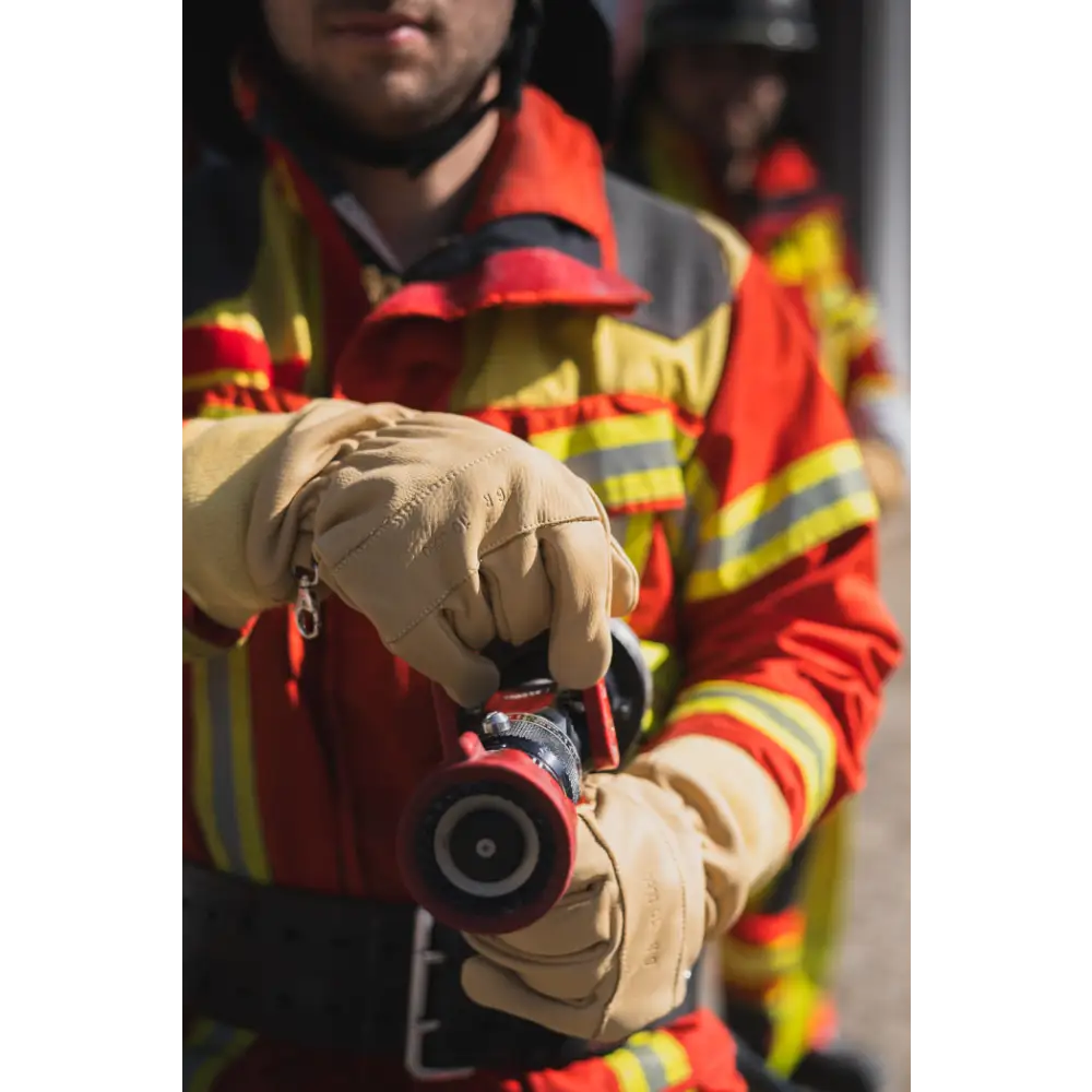 Feuerwehrmann mit Einsatzhandschuhe PRO HARI 023, prüft hitzebeständiges Schnittfestes Wärmeisolierung Finger