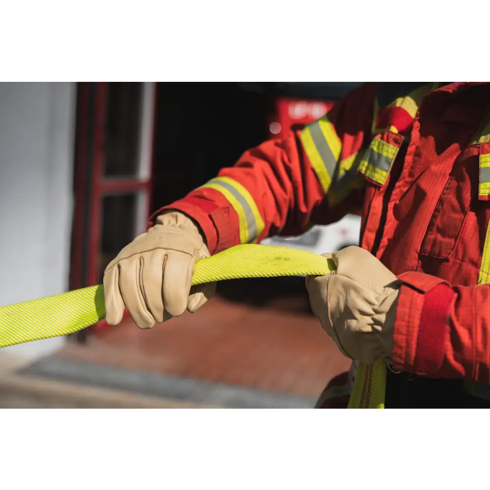 Feuerwehrmann mit Einsatzhandschuhe PRO HARI 023 prüft hitzebeständiges heat Schutz