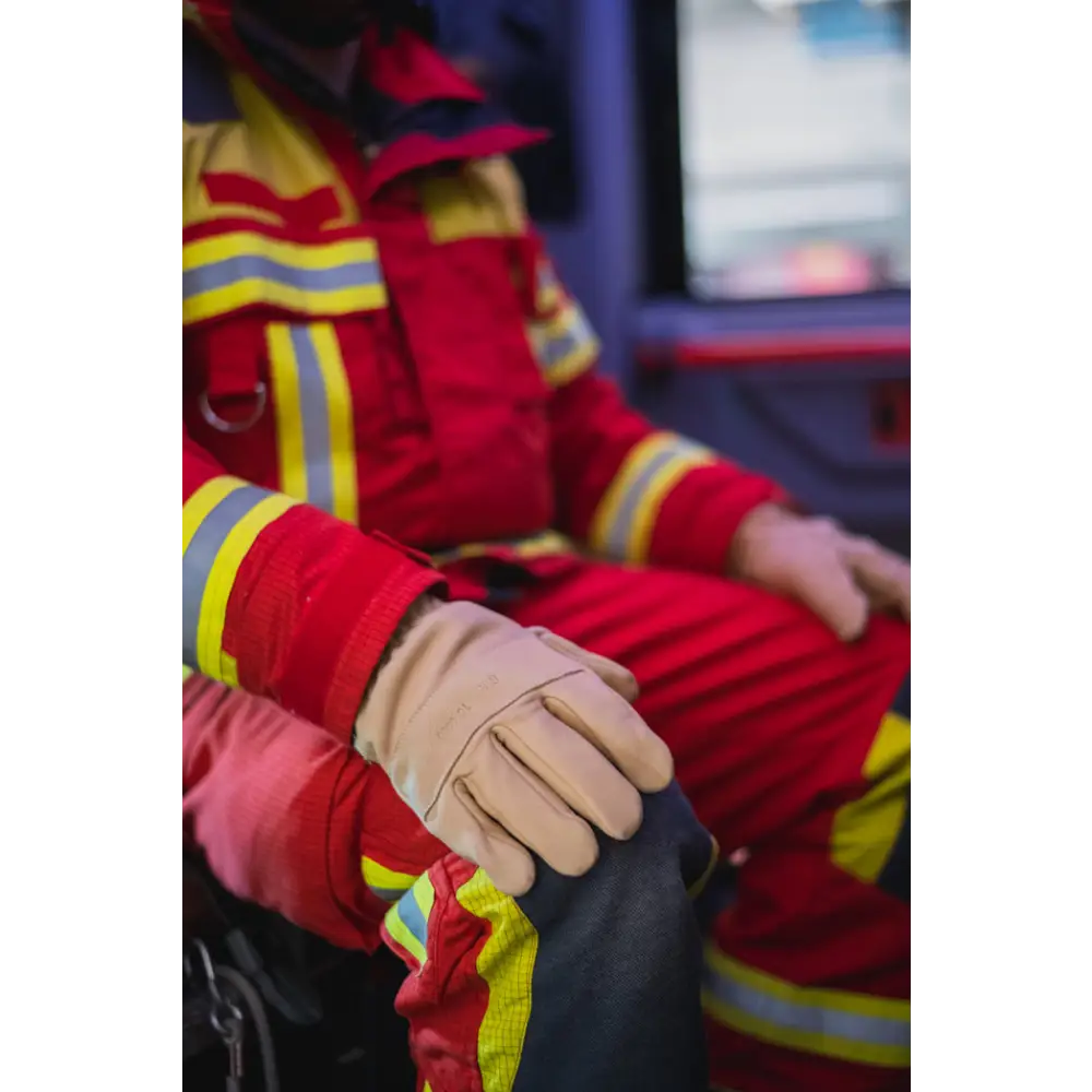 Feuerwehrmann trägt Einsatzhandschuhe PRO HARI 023 mit prüft hitzebeständiges, schnittfestes, wärmeisolierung finger