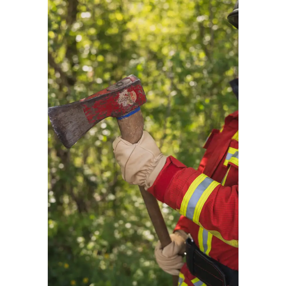 Firefighter mit Einsatzhandschuhe PRO HARI 023 prüft hitzebeständiges schneiden und wärmeisolierung