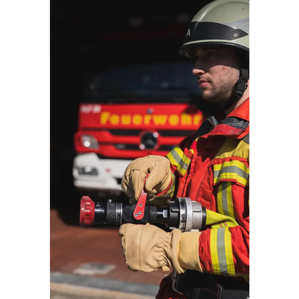 Feuerwehrmann mit Einsatzhandschuhe PRO HARI 023 prüft hitzebeständiges und schnittfestes Wärmeisolierung Finger